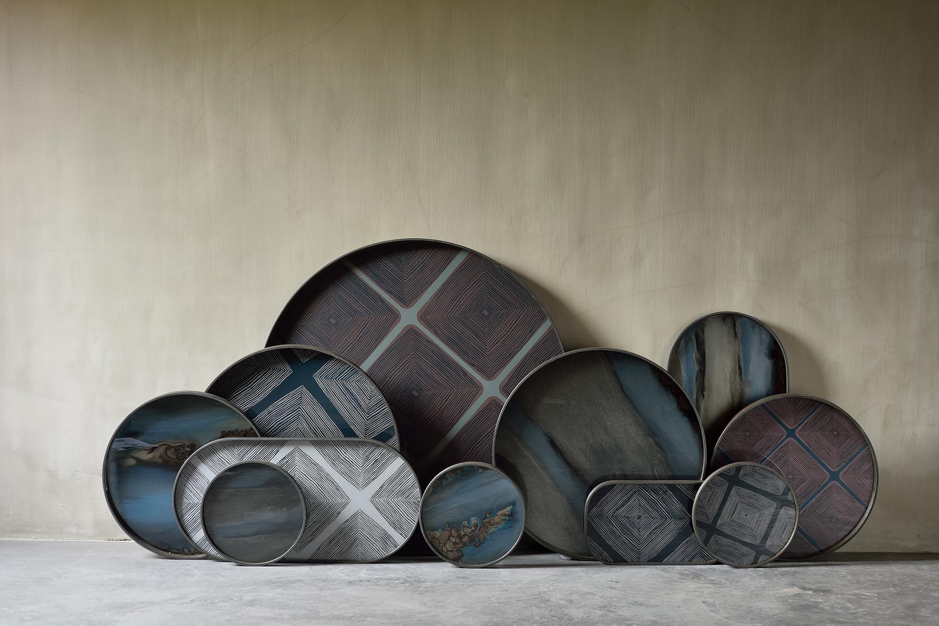 Round Glass Organic Tray, Graphite