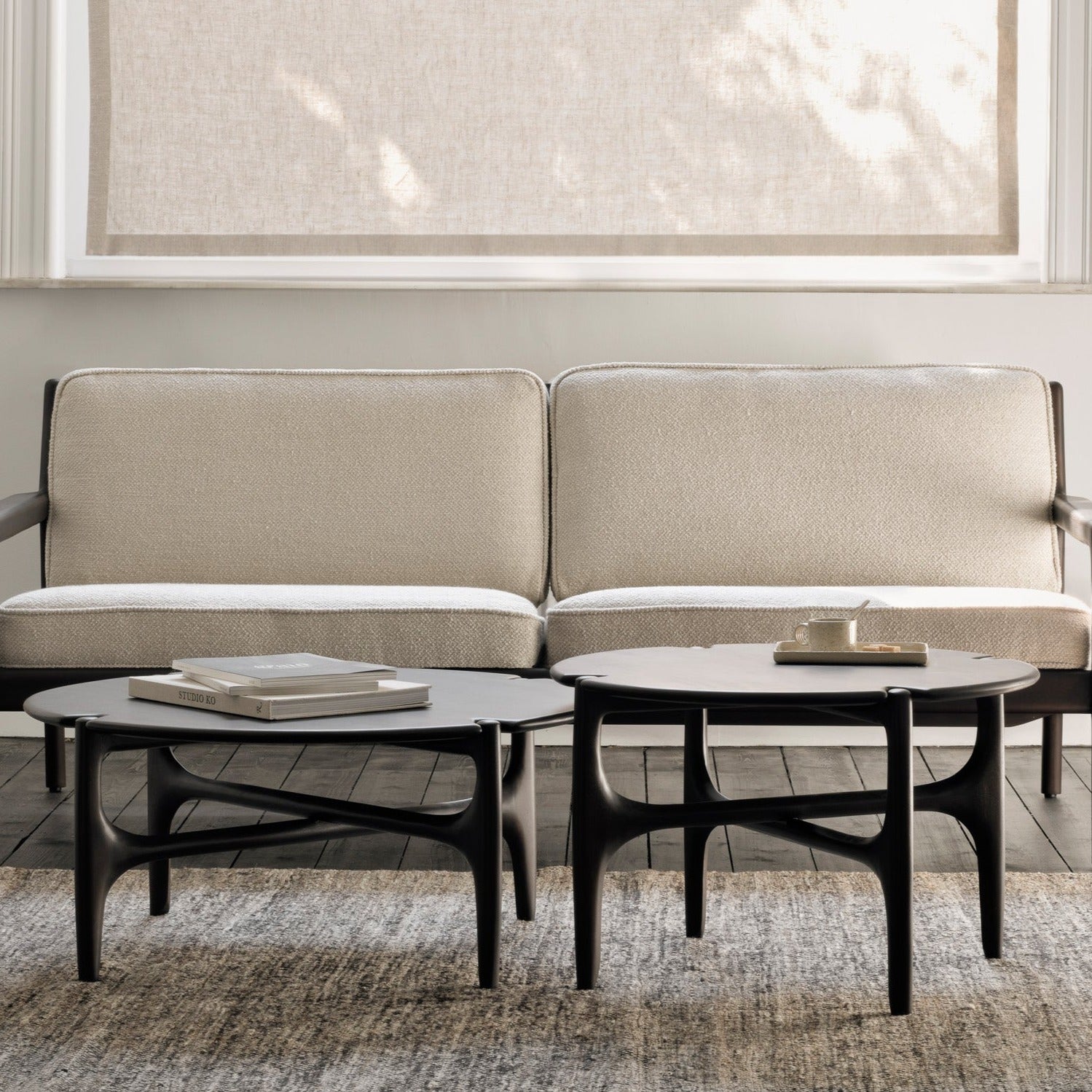 PI coffee table - varnished mahogany - dark brown - round