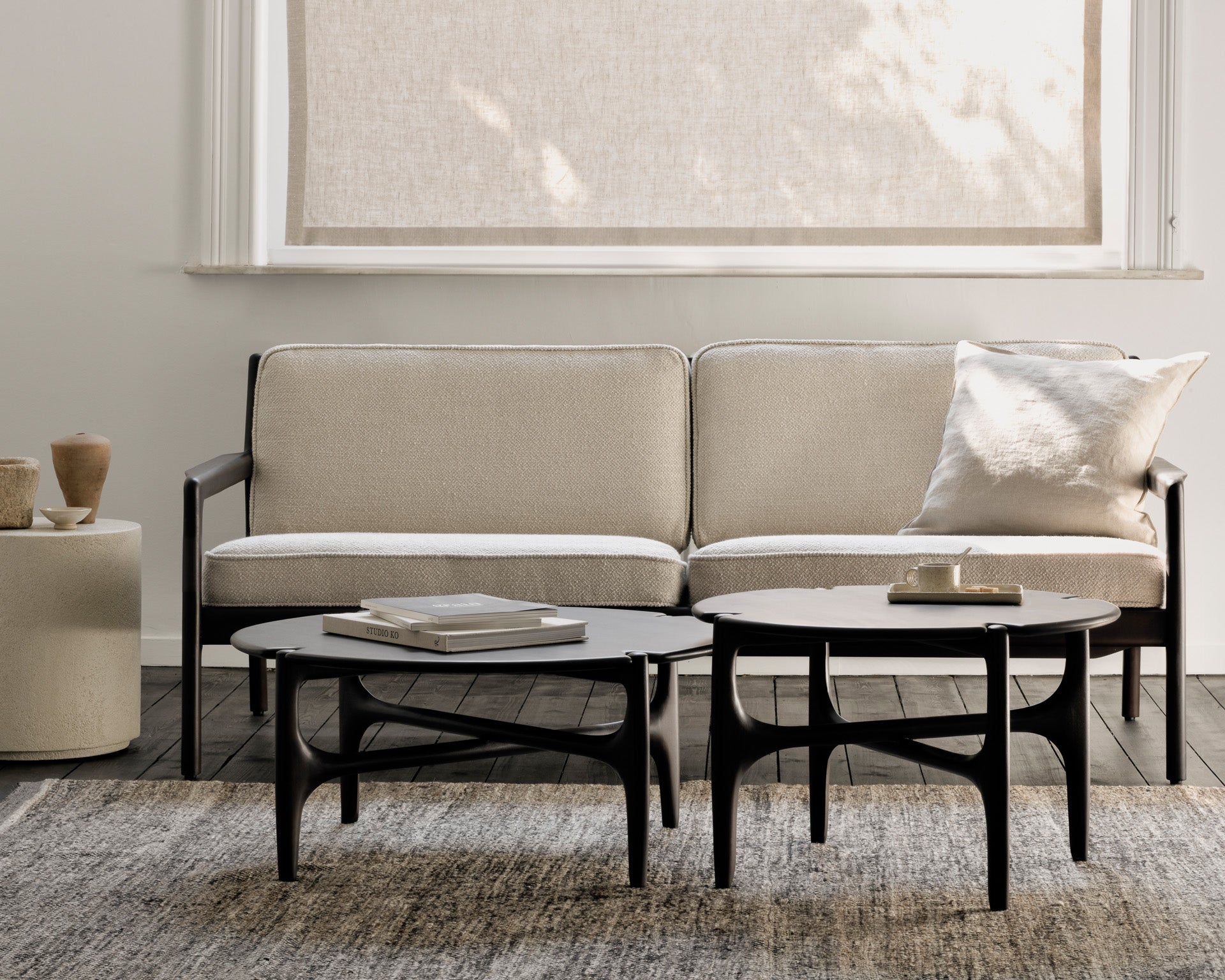 PI coffee table - varnished mahogany - dark brown - round