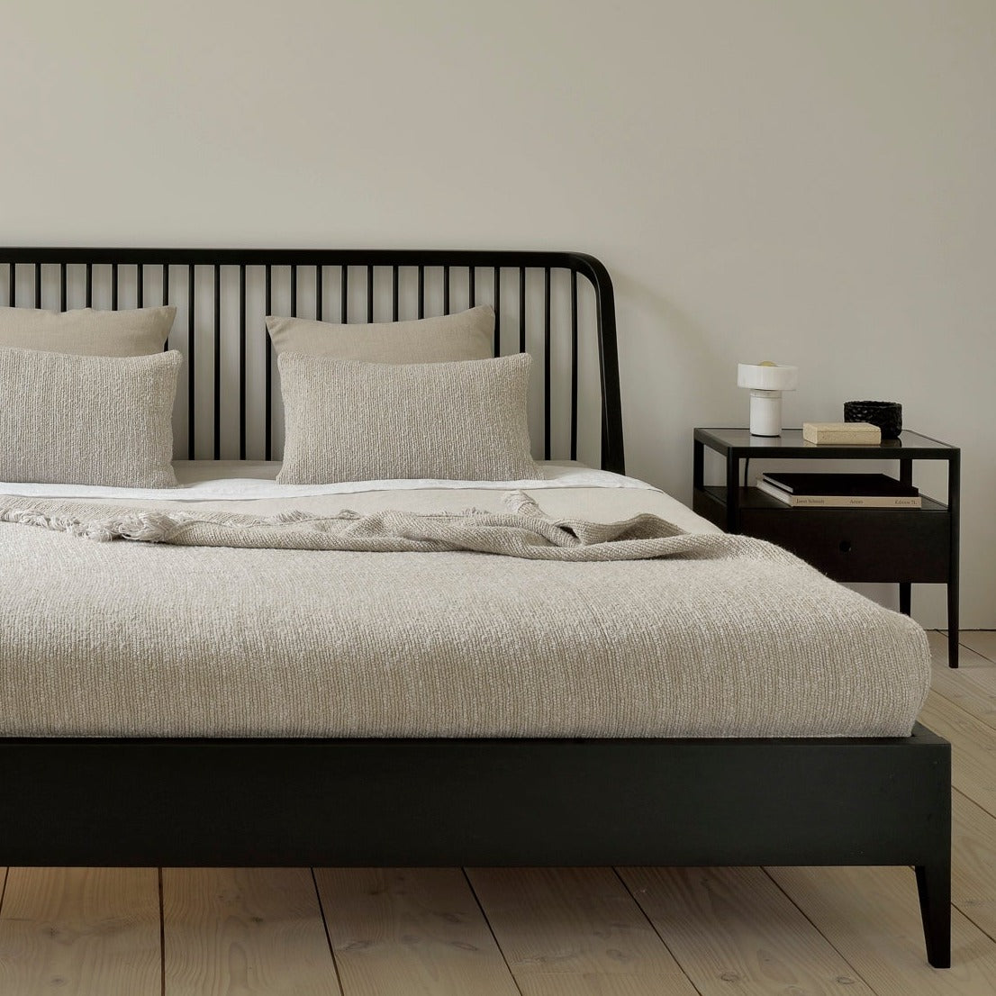 Spindle Solid Black Oak Bed, Queen