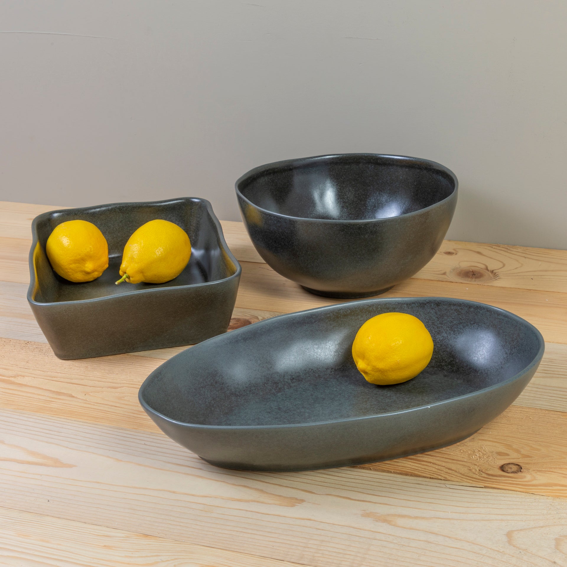 Livia 14" Oval Baker, Black