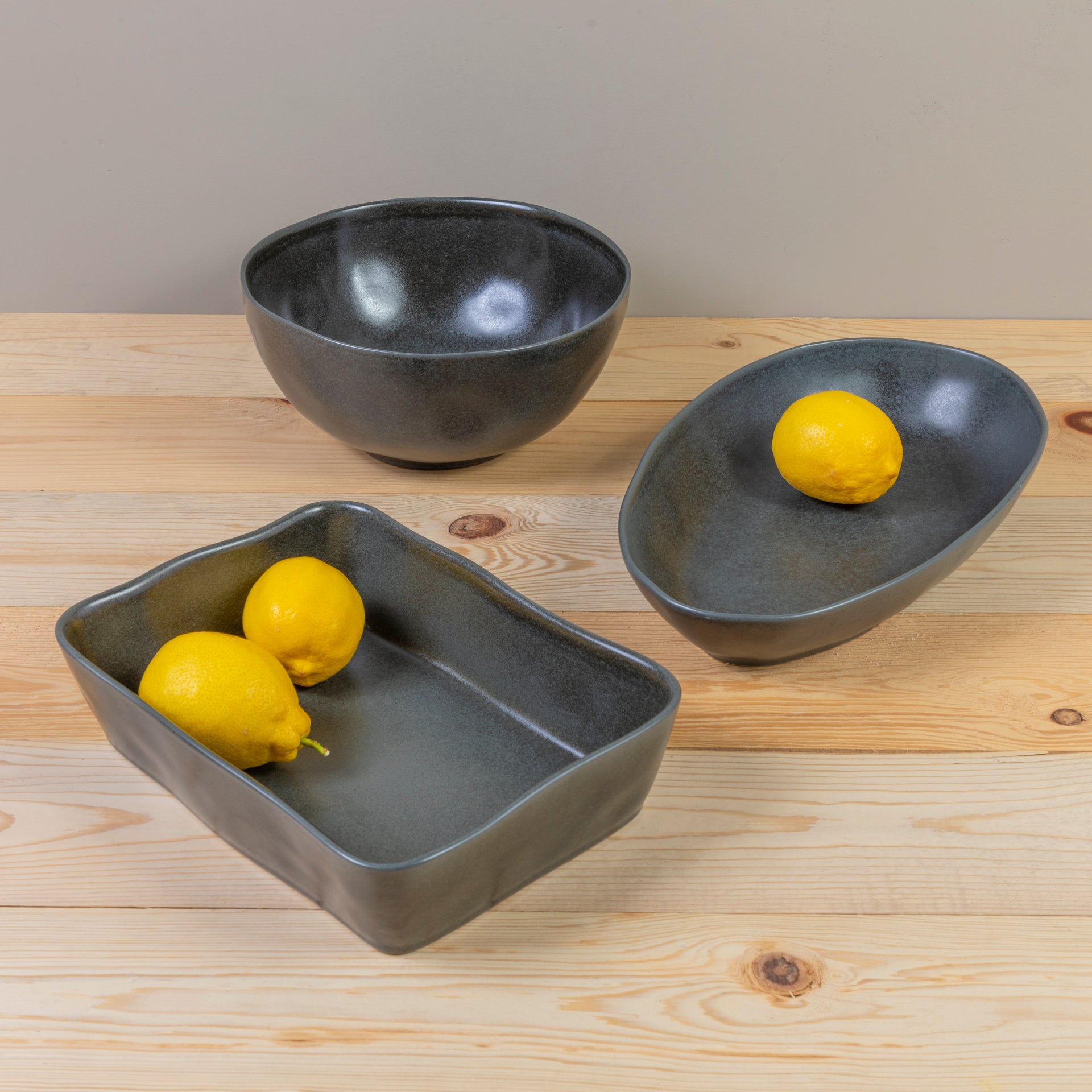 Livia 10.5" Serving Bowl, Black