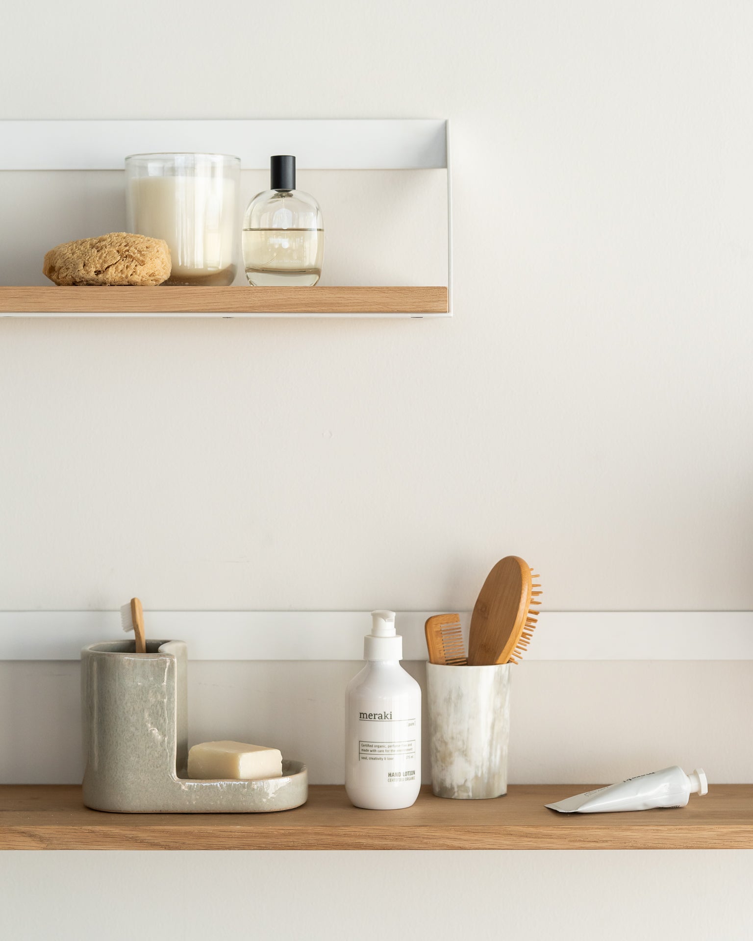 Ribbon Solid Oak Shelf with White Metal, 27.5"