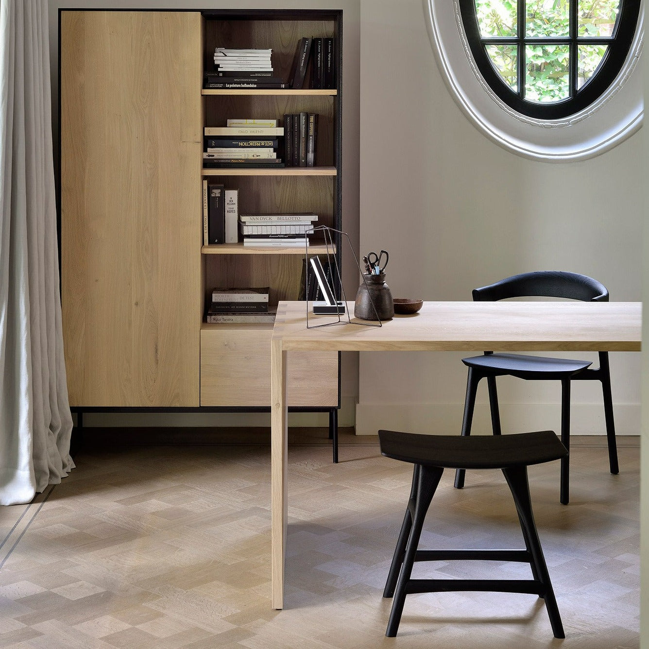 Osso Stool, Varnished Oak, Black