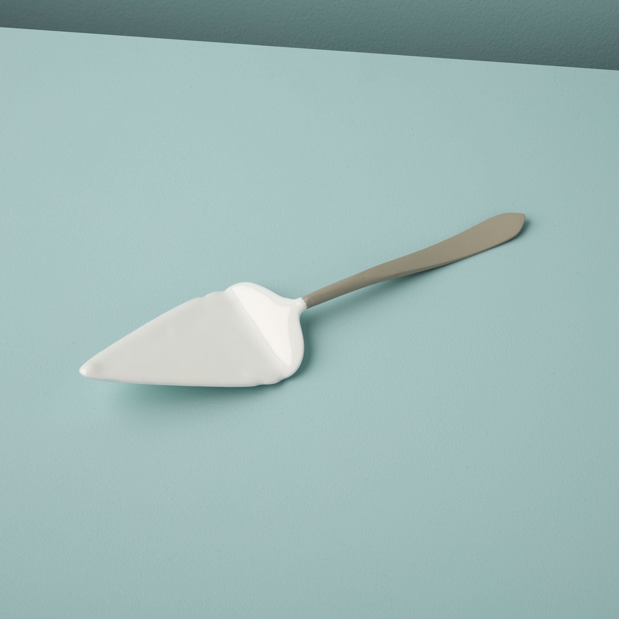 Easton Cake Lift, Dove