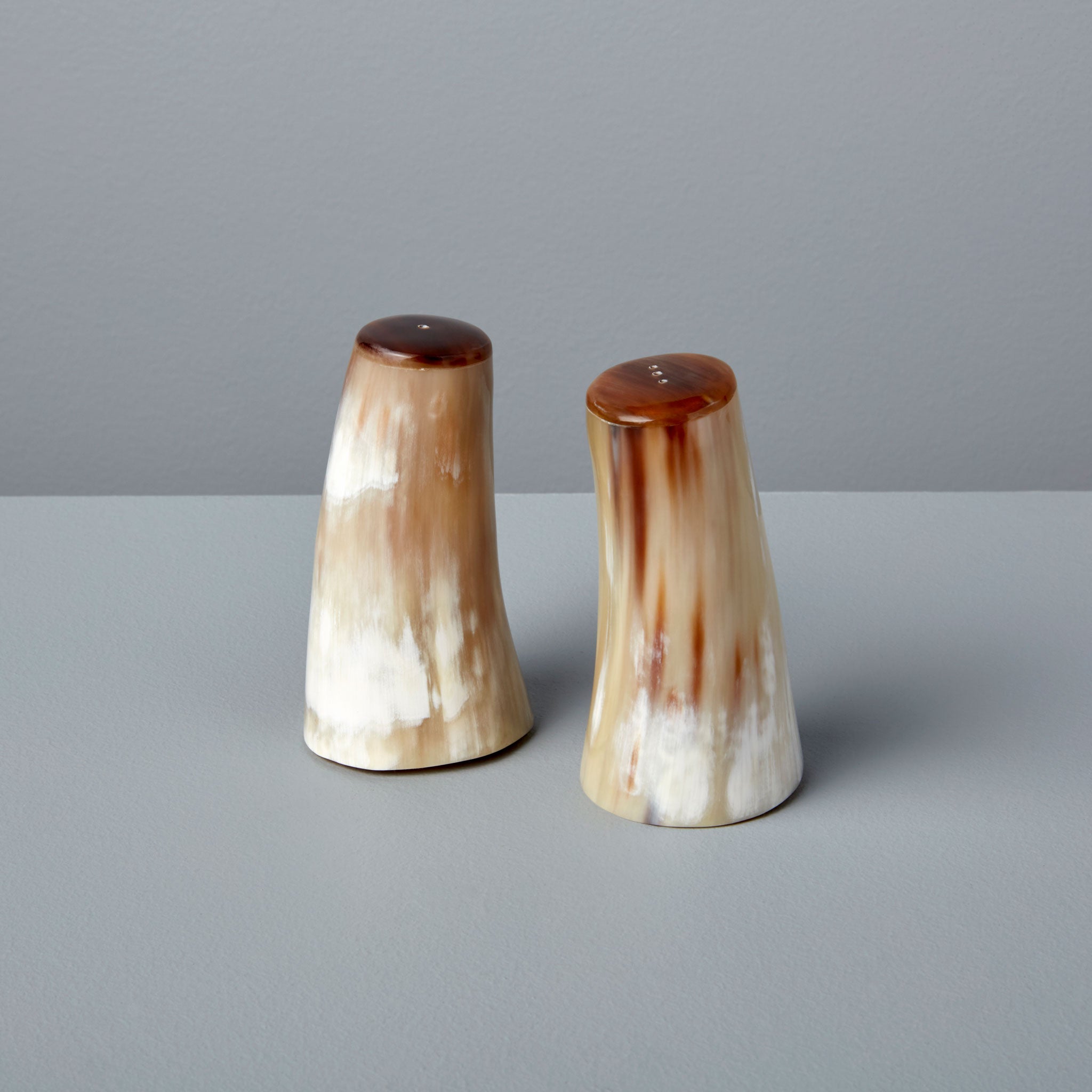 http://behome.com/cdn/shop/products/Be-Home_Horn-Salt-and-Pepper-Set-Small_070-14.jpg?v=1607493576