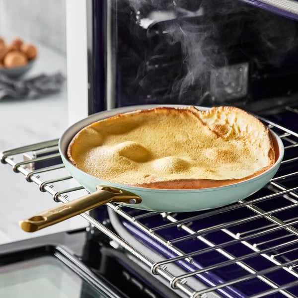 The 2-Piece Rectangular Ruffle Top Ceramic Bakeware Set cake pan