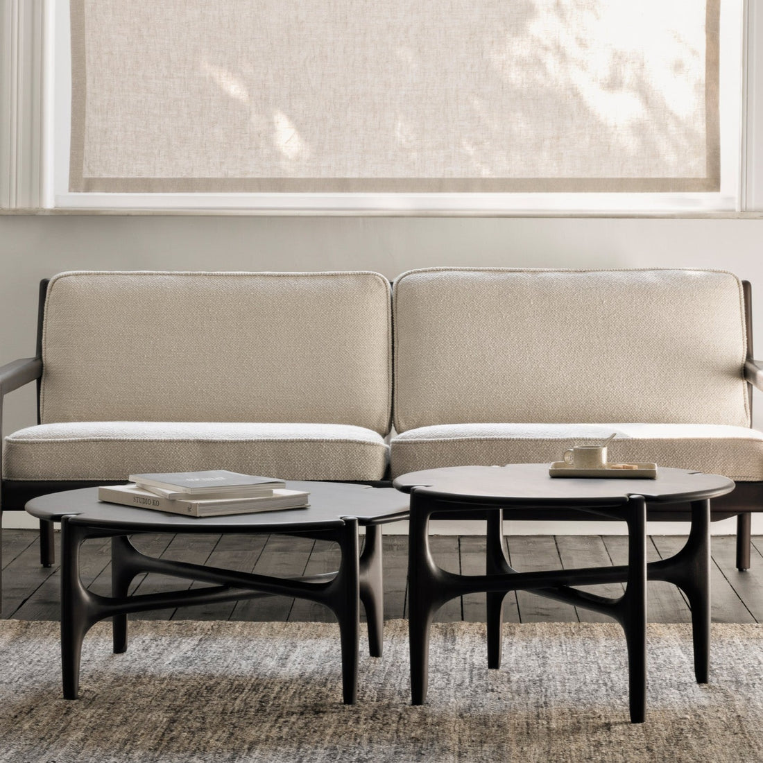 PI coffee table - varnished mahogany - dark brown - round