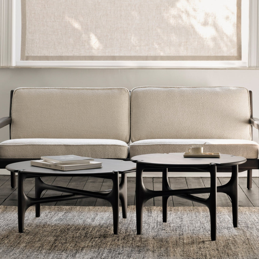 PI coffee table - varnished mahogany - dark brown - round