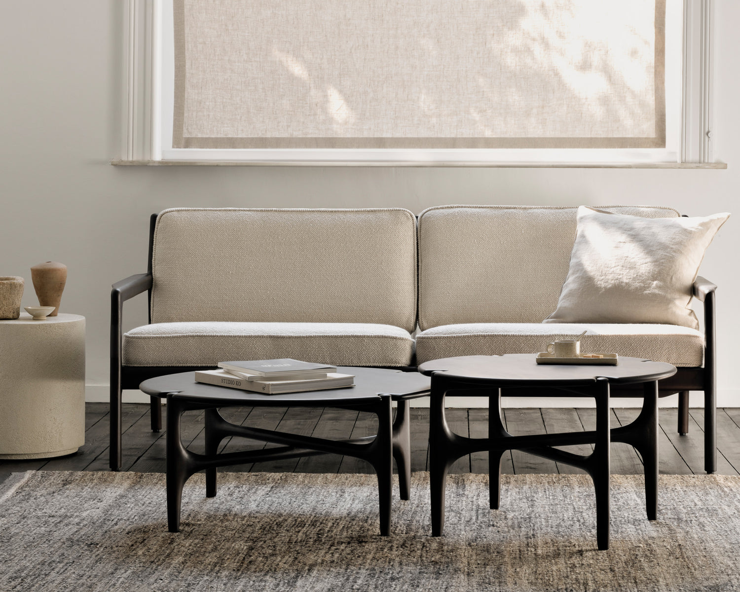 PI coffee table - varnished mahogany - dark brown - round