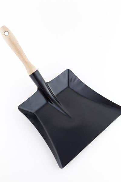 Andrée Jardin Tradition Black Sheet Metal Dustpan Andrée Jardin andree-jardin-tradition-black-sheet-metal-dustpan - French Dry Goods