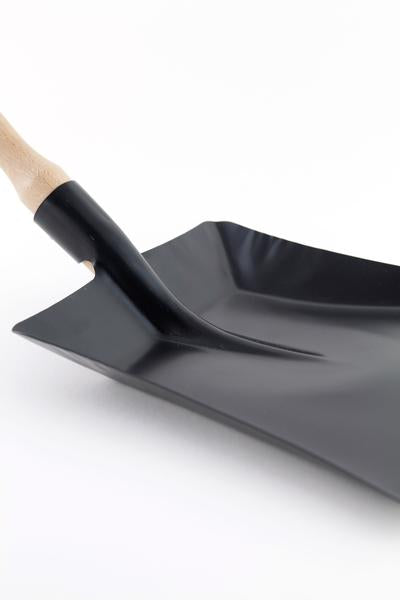 Andrée Jardin Tradition Black Sheet Metal Dustpan Andrée Jardin andree-jardin-tradition-black-sheet-metal-dustpan - French Dry Goods