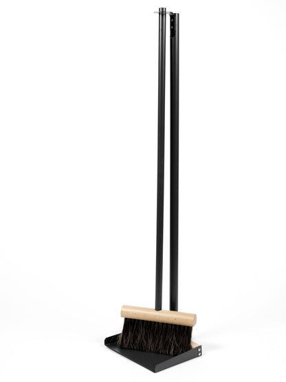 Andrée Jardin Mr. and Mrs. Clynk Complet Standing Broom &amp; Dustpan Set Black Brooms Andrée Jardin Brand_Andrée Jardin Home_Broom Sets Home_Household Cleaning Home_Provençal Style La Maison 5300-3130_Andree_Jardin_Complet_Black_B_33d44020-7b2b-4bdf-aca0-7a6b54bf0703