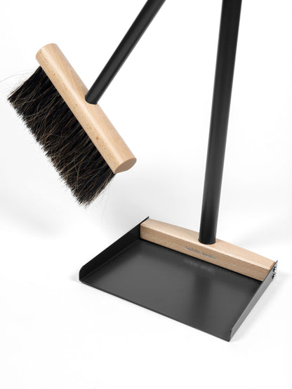 Andrée Jardin Mr. and Mrs. Clynk Complet Standing Broom &amp; Dustpan Set Brooms Andrée Jardin Brand_Andrée Jardin Home_Broom Sets Home_Household Cleaning Home_Provençal Style La Maison 5300-3130_Andree_Jardin_Complet_Black_E_9d54fe3e-a181-4a90-ab13-3778269200f0