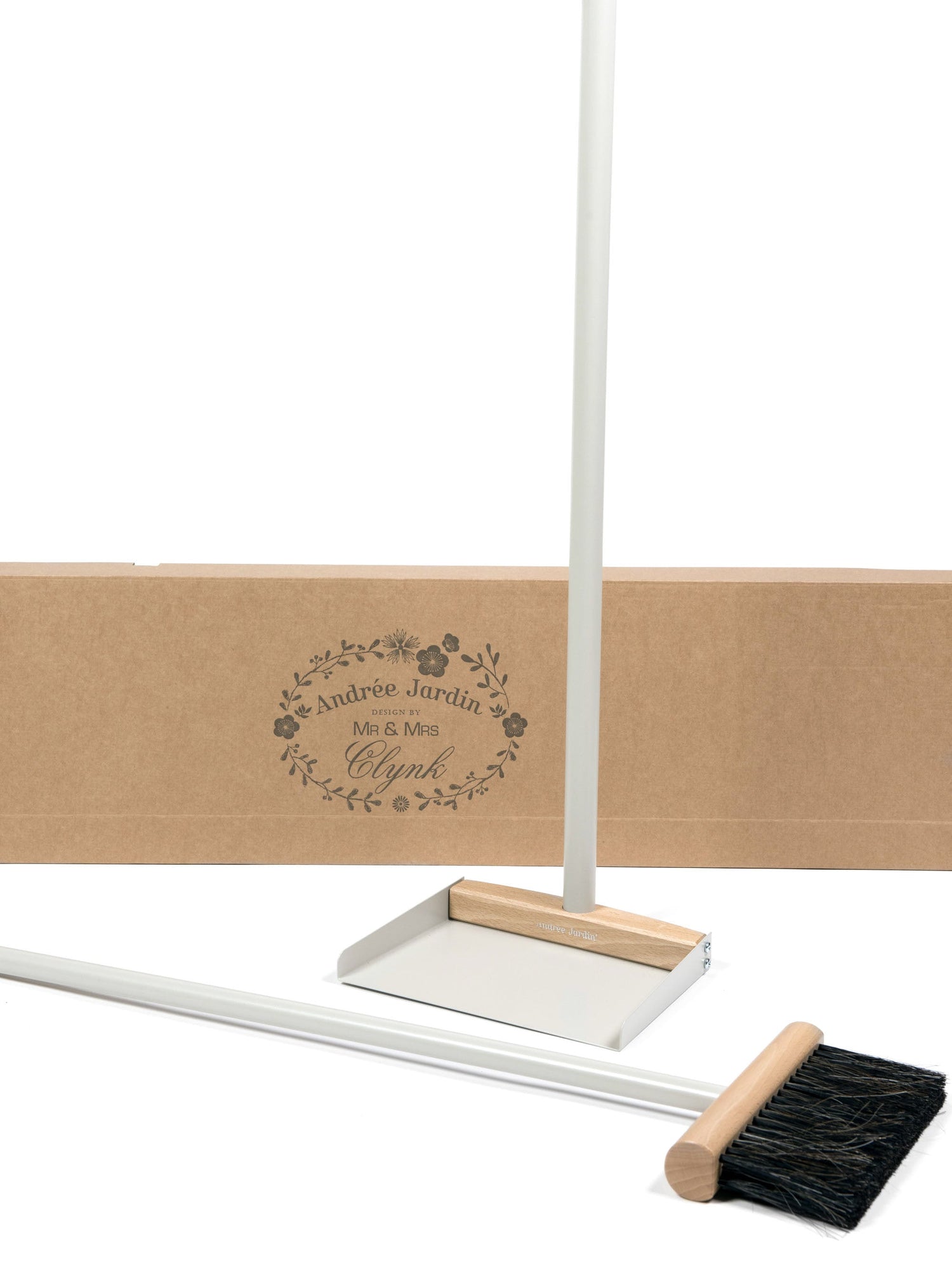 Andrée Jardin Mr. and Mrs. Clynk Complet Standing Broom &amp; Dustpan Set Brooms Andrée Jardin Brand_Andrée Jardin Home_Broom Sets Home_Household Cleaning Home_Provençal Style La Maison 5300-3150_Andree_Jardin_Complet_Cream_A_a7558082-95cc-492b-90d2-1f11e5bb66c7