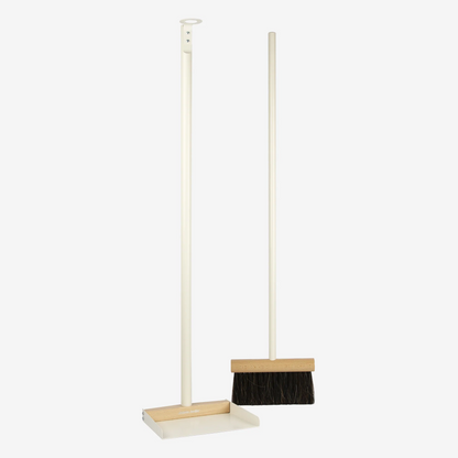 Andrée Jardin Mr. and Mrs. Clynk Complet Standing Broom &amp; Dustpan Set Cream Brooms Andrée Jardin Brand_Andrée Jardin Home_Broom Sets Home_Household Cleaning Home_Provençal Style La Maison pelle-balayette-long-manche-clynk-3150-blanc_612e8aa3-1ed6-44a0-8140-4943d12033b2_2000x2000AndreeJardinMr.andMrs.ClynkCompletStandingBroom_DustpanSetinCream_1