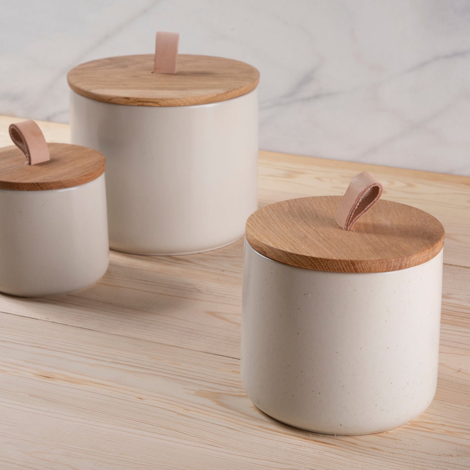 Pacifica Canister with Oak Wood Lid, Vanilla, Medium