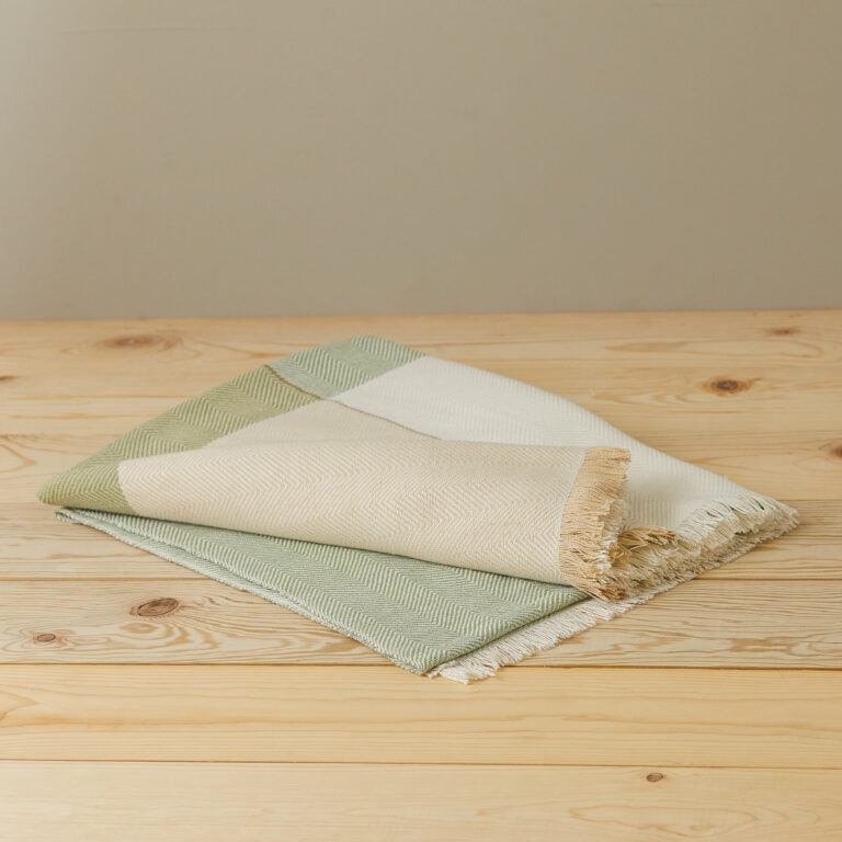 Miraflor Throw, Moss